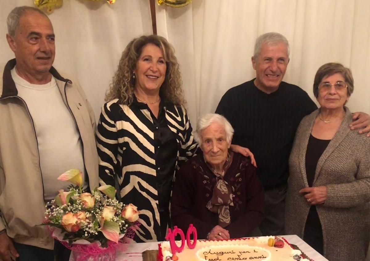 
	La neo centenaria Giovanna Fois con i suoi nipoti

