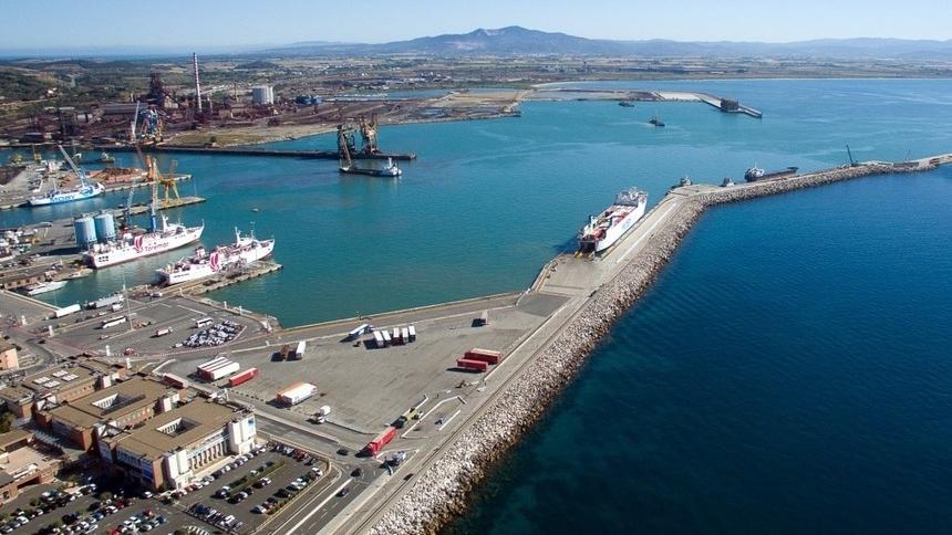 Una veduta del porto toscano (foto di archivio)