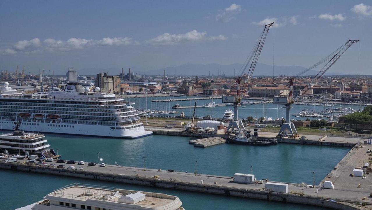 Una parte del porto livornese (foto Franco Silvi)