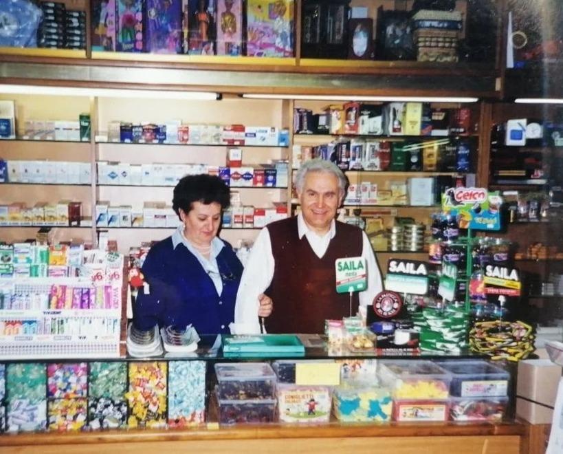 
	Ernesta e Vittorio nella tabaccheria

