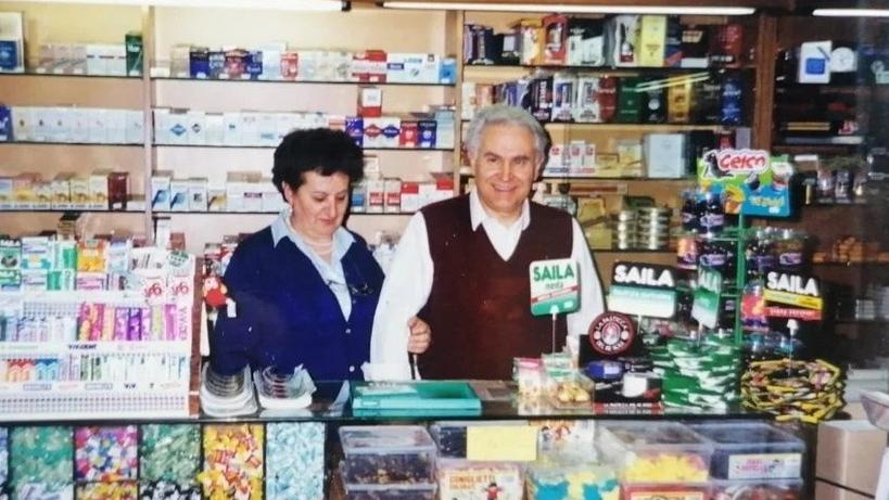 Ernesta e Vittorio nella tabaccheria