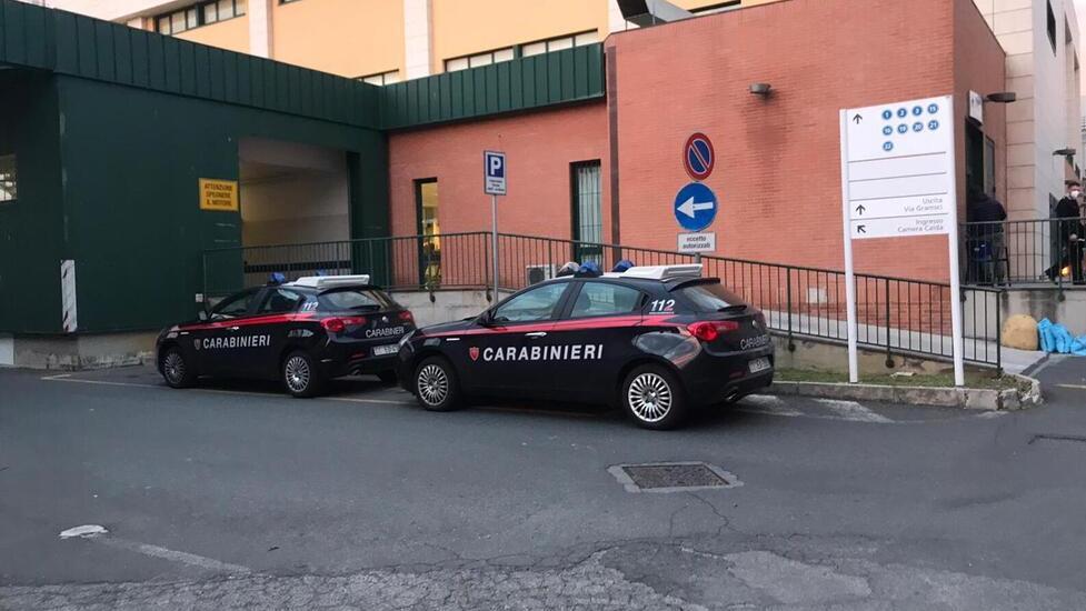 Due pattuglie dei carabinieri davanti all'ingresso di psichiatria (foto d'archivio)
