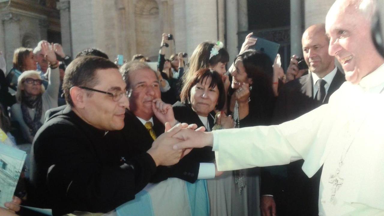 Fernando Cornet in una foto del 2013 pubblicata sul suo profilo Fb il giorno del compleanno di papa Francesco 