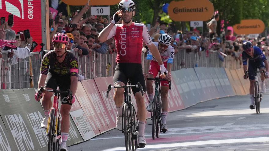 Giro d'Italia 2025, intralci in Albania. Le tappe toscane restano