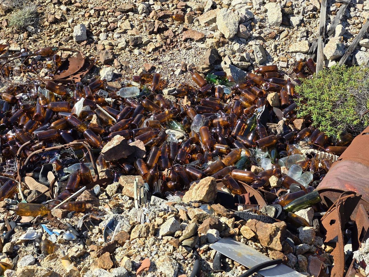 Mega discarica nell’isola del Parco: ancora non è stata rimossa