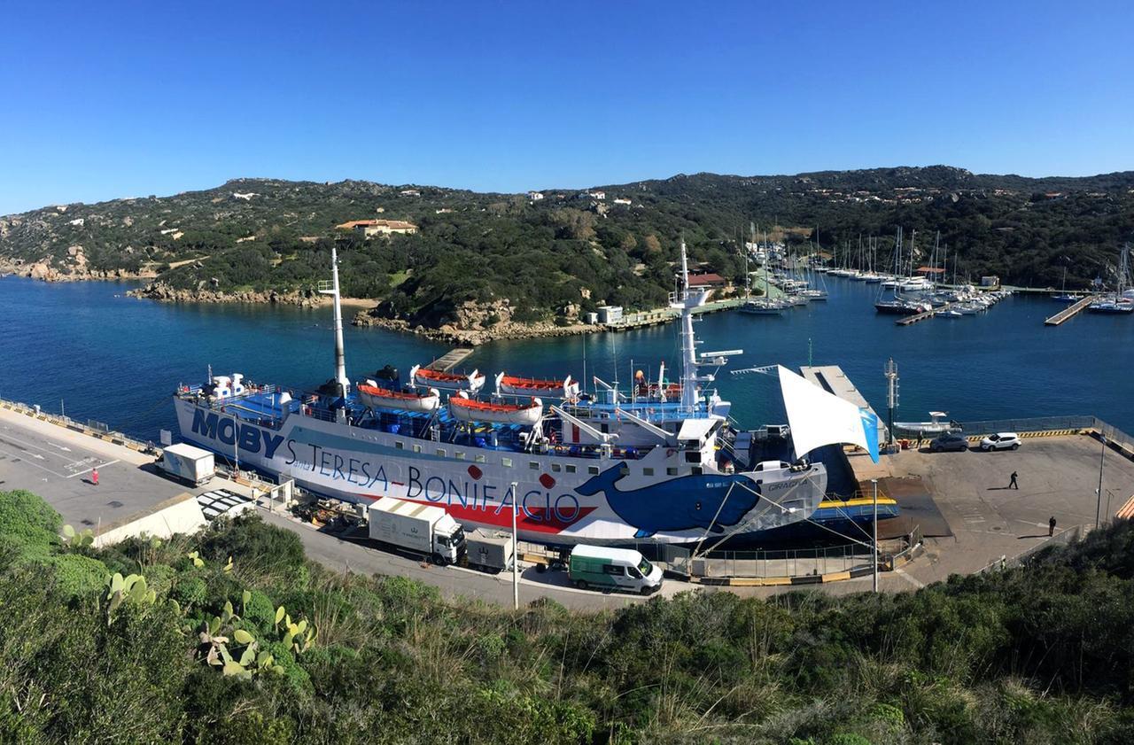 Santa Teresa, Giraglia di nuovo in avaria: proteste in banchina di passeggeri e autotrasportatori
