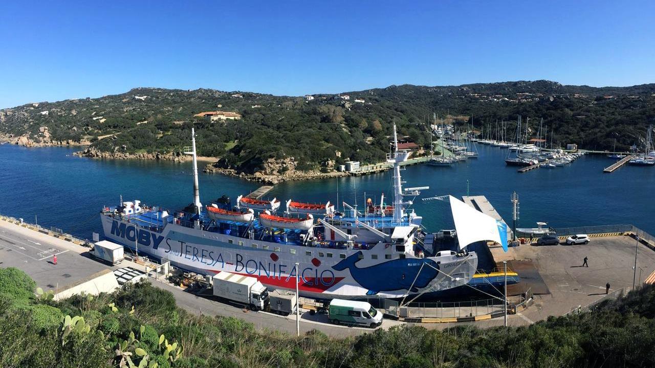 Santa Teresa, Giraglia di nuovo in avaria: proteste in banchina di passeggeri e autotrasportatori