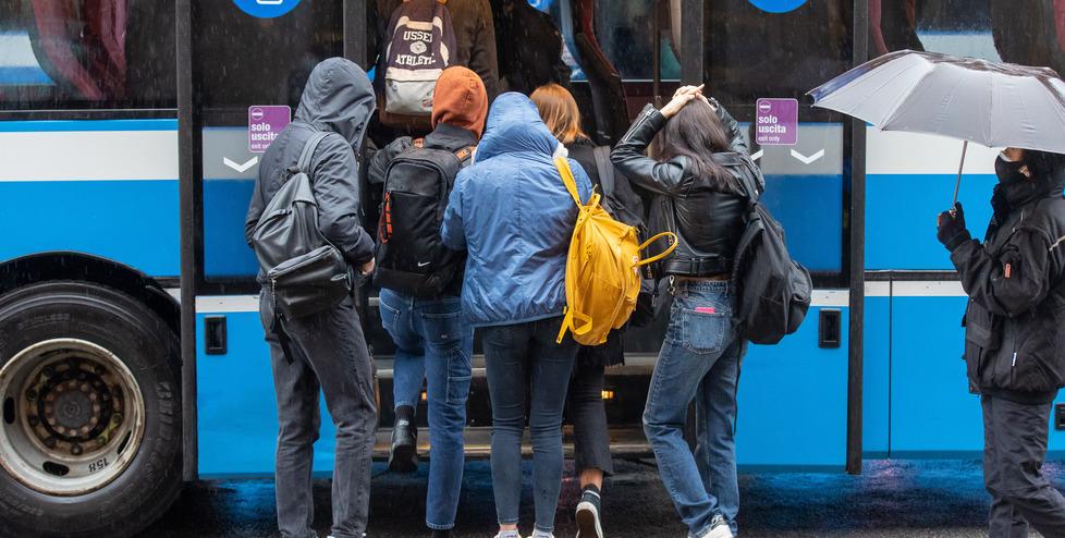 Molestata a 14 anni alla fermata dell'autobus: «Ora abbiamo paura»