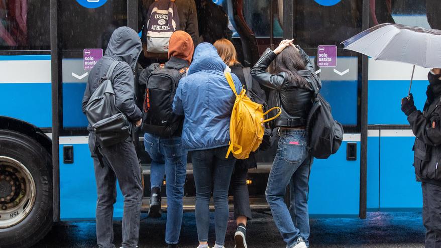 Molestata a 14 anni alla fermata dell'autobus: «Ora abbiamo paura»