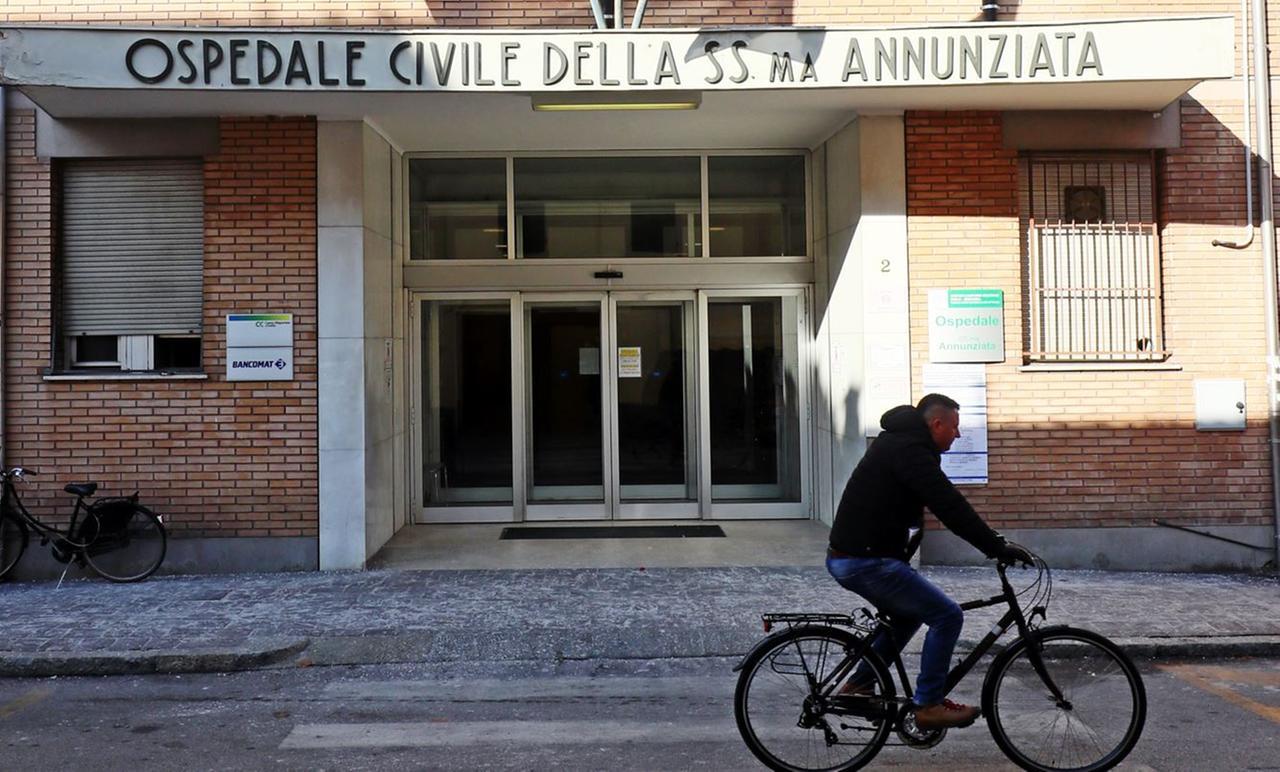 Cento, morta all’ospedale dopo un intervento: quindici indagati