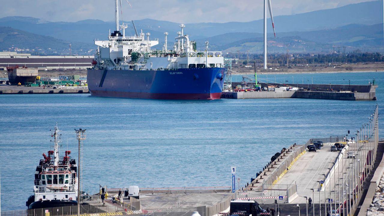 La nave Italis Lng ormeggiata a Piombino (foto Paolo Barlettani)