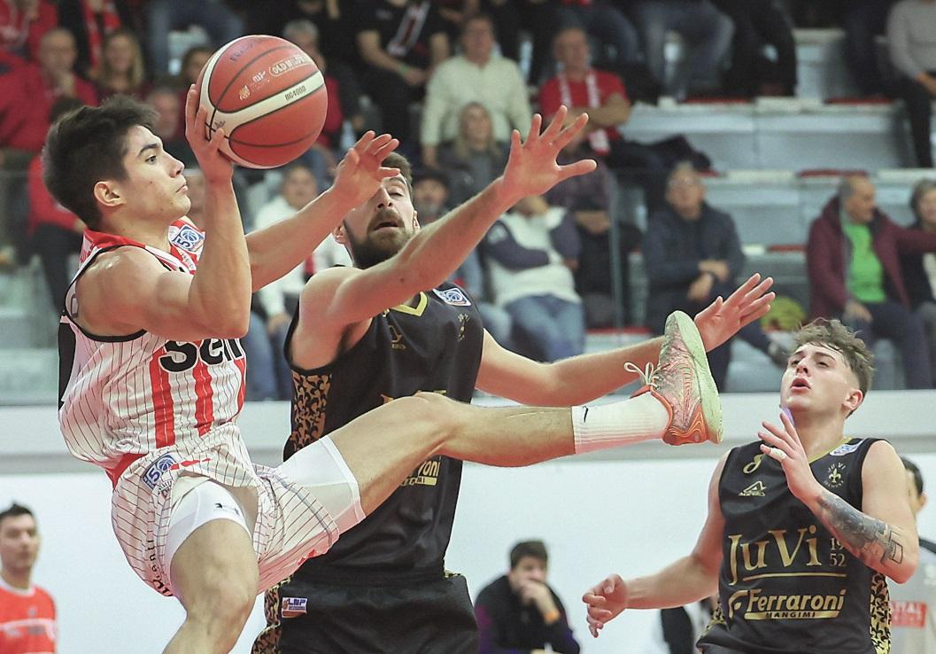 La Sella Cento ribalta la partita contro Cremona e vince con il cuore