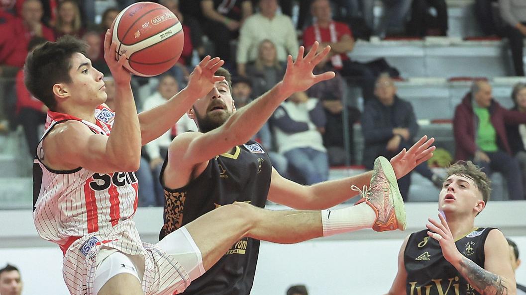 La Sella Cento ribalta la partita contro Cremona e vince con il cuore