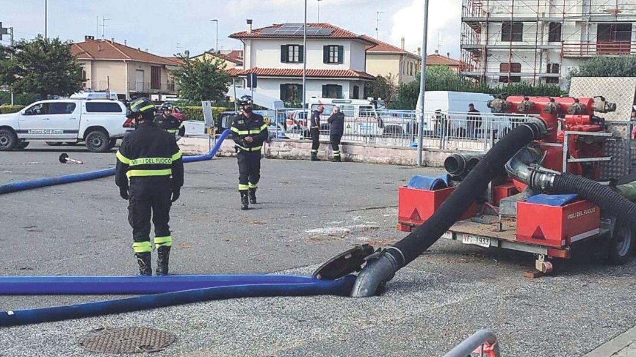 Qui sopra alcuni degli interventi effettuati a Cecina dagli operatori dopo gli ultimi allagamenti
