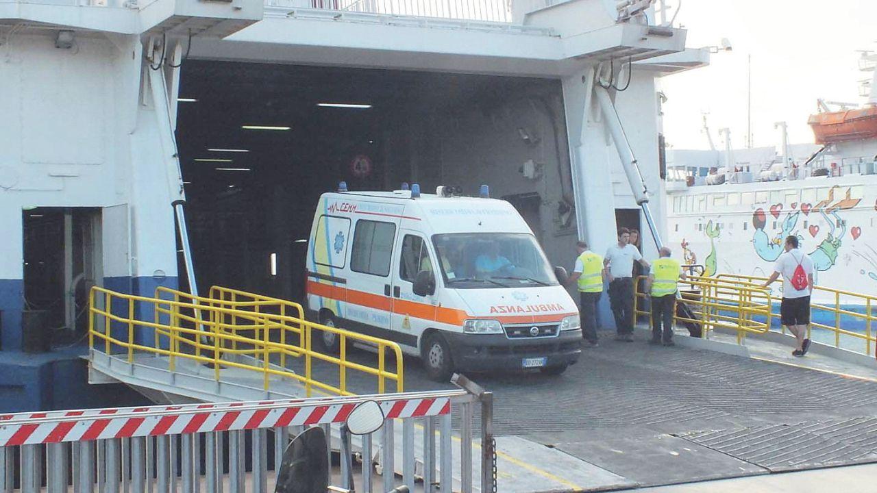 L’ambulanza che lascia la nave Acciarello di Blu Navy in banchina a Piombino dopo la tragedia (foto Paolo Barlettani)