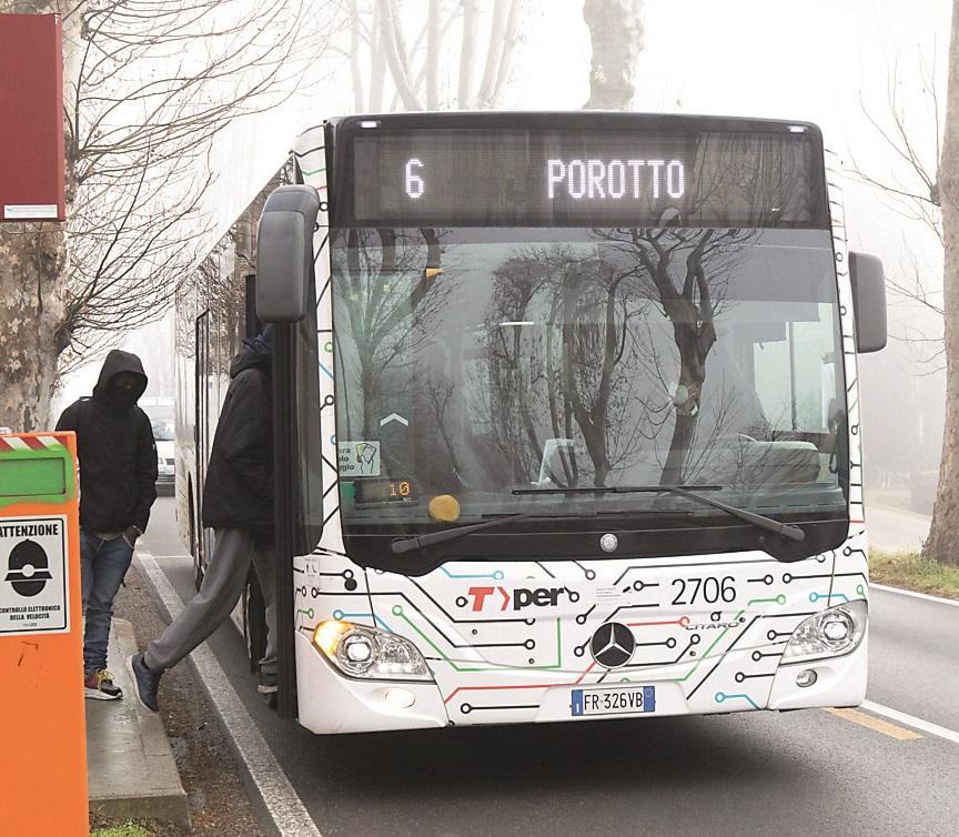Ferrara, violenza alla fermata del bus: controllore colpito al volto dal passeggero senza biglietto