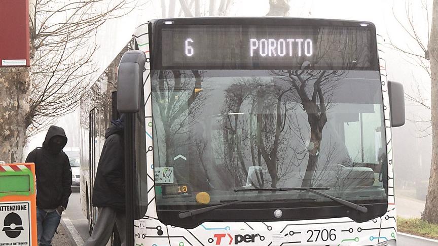 Ferrara, violenza alla fermata del bus: controllore colpito al volto dal passeggero senza biglietto