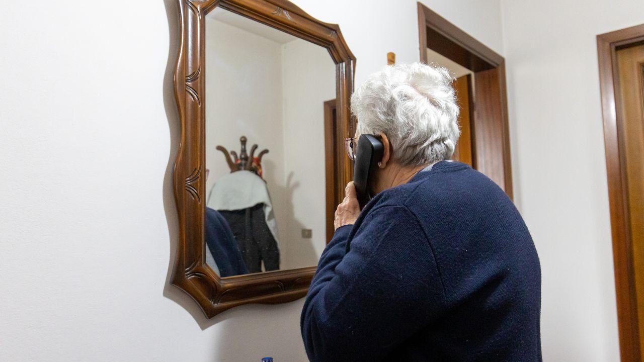 Una persona anziana al telefono (foto di archivio)