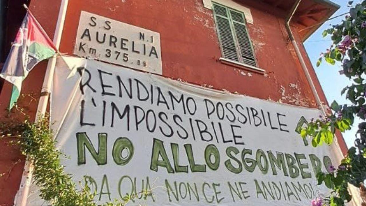 Lo striscione contro lo sgombero appeso alla Casa rossa sull’Aurelia