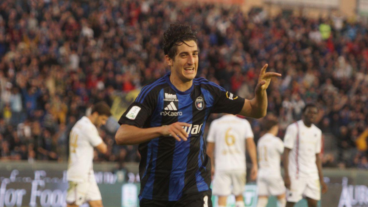 Sopra Samuele Angori dopo il gol messo a segno nel match contro la Sampdoria