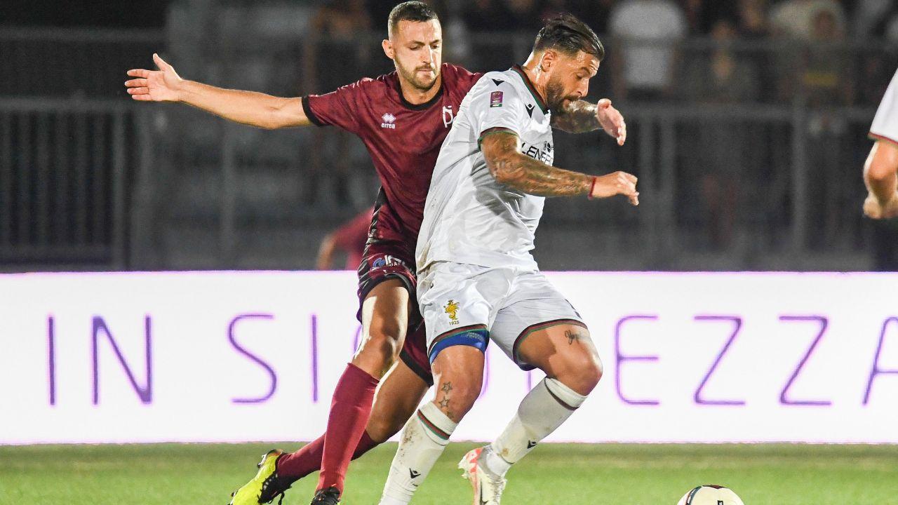 A destra il difensore Riccardo Martinelli in azione con la maglia del Pontedera