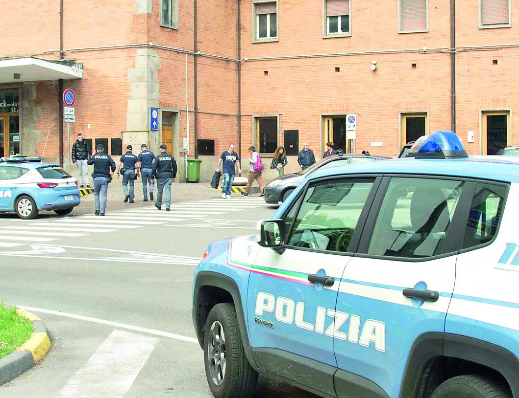 Ferrara, palpeggiava e rapinava le vittime in zona stazione: condannata a sei anni