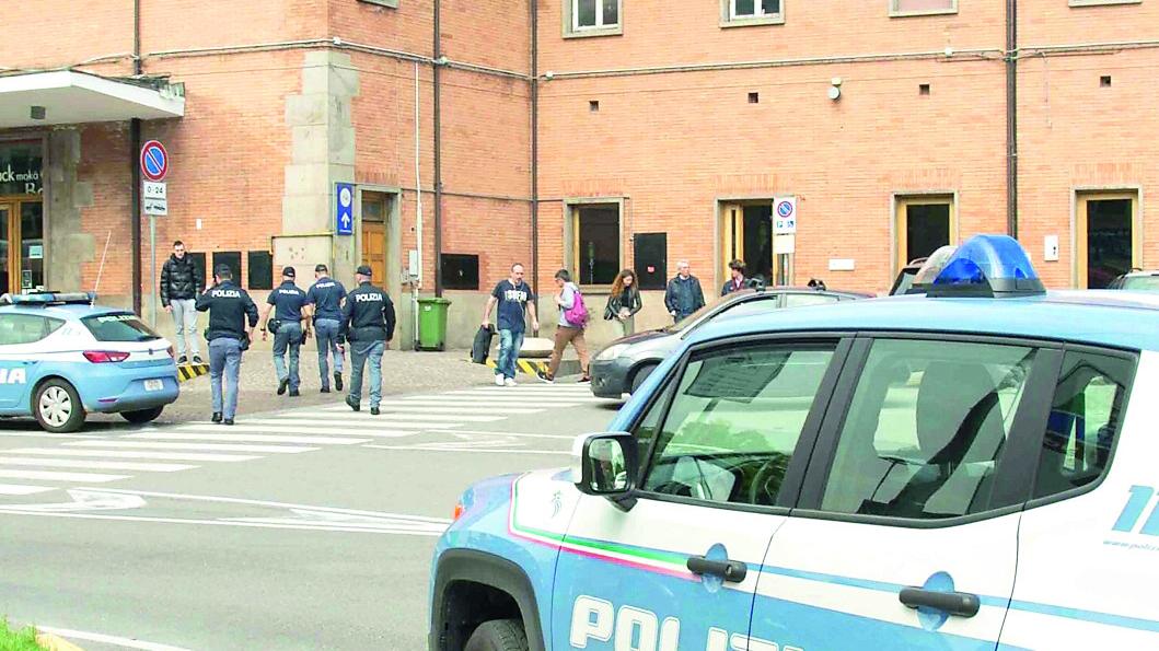 Ferrara, palpeggiava e rapinava le vittime in zona stazione: condannata a sei anni