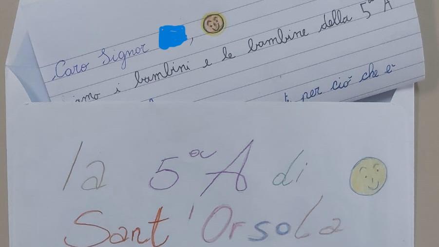Gli scolari di Sant’Orsola scrivono una lettera all’uomo picchiato sotto casa: «Forza, guarisca presto»