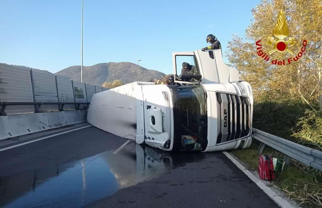 Lucca, camion si ribalta sul raccordo tra A12 e A11: traffico ko
