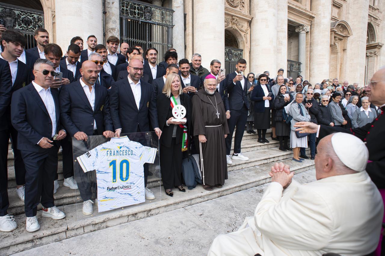 
	La consegna della maglia della Carrarese al papa

