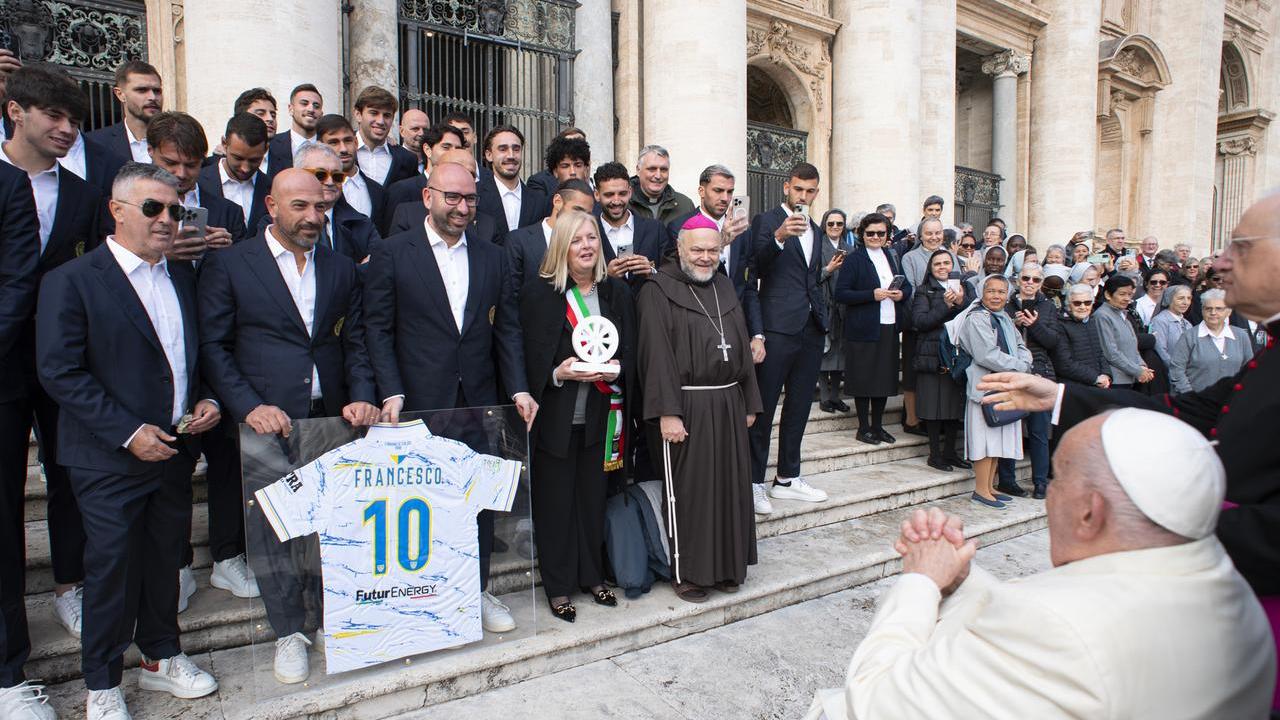 La consegna della maglia della Carrarese al papa