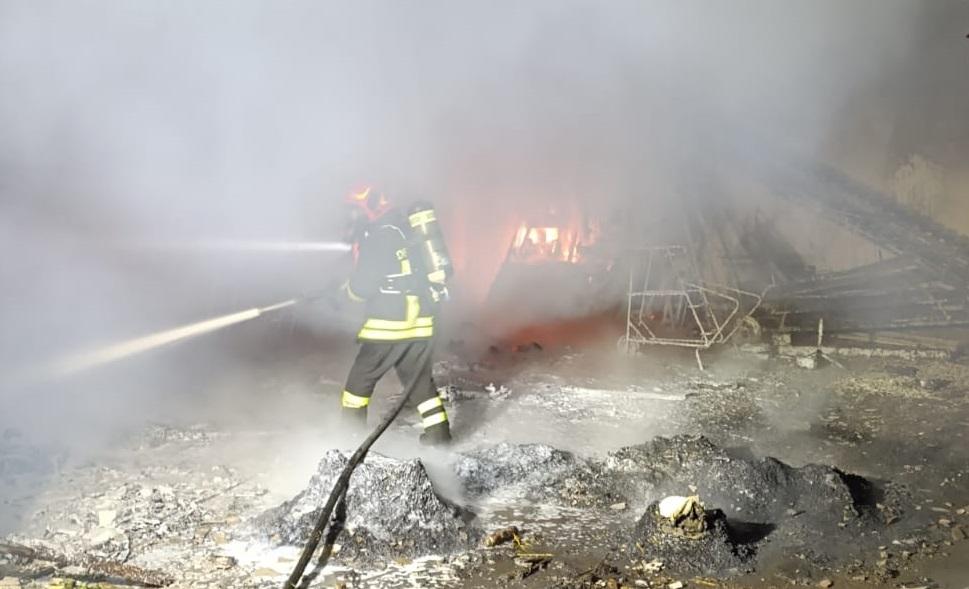 Scortichino, magazzino a fuoco nella notte