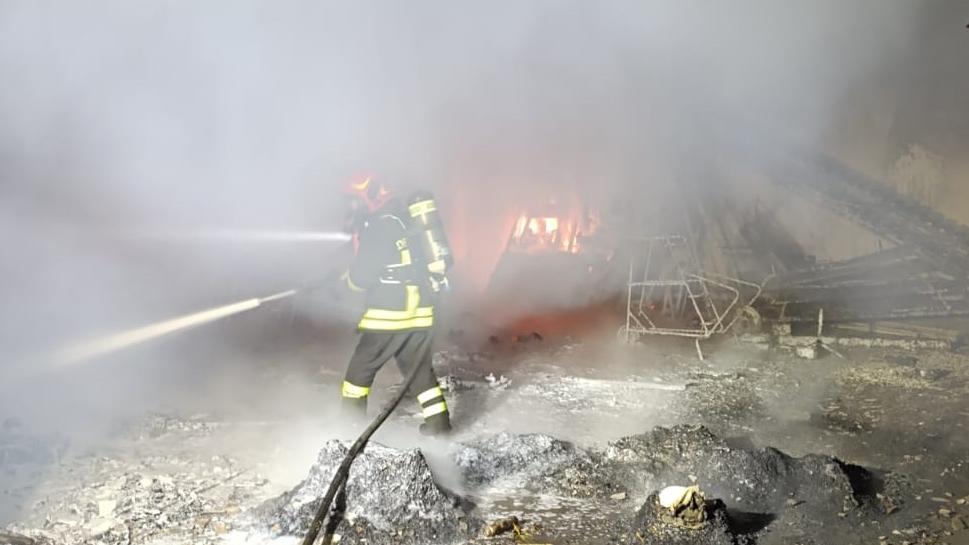 Scortichino, magazzino a fuoco nella notte