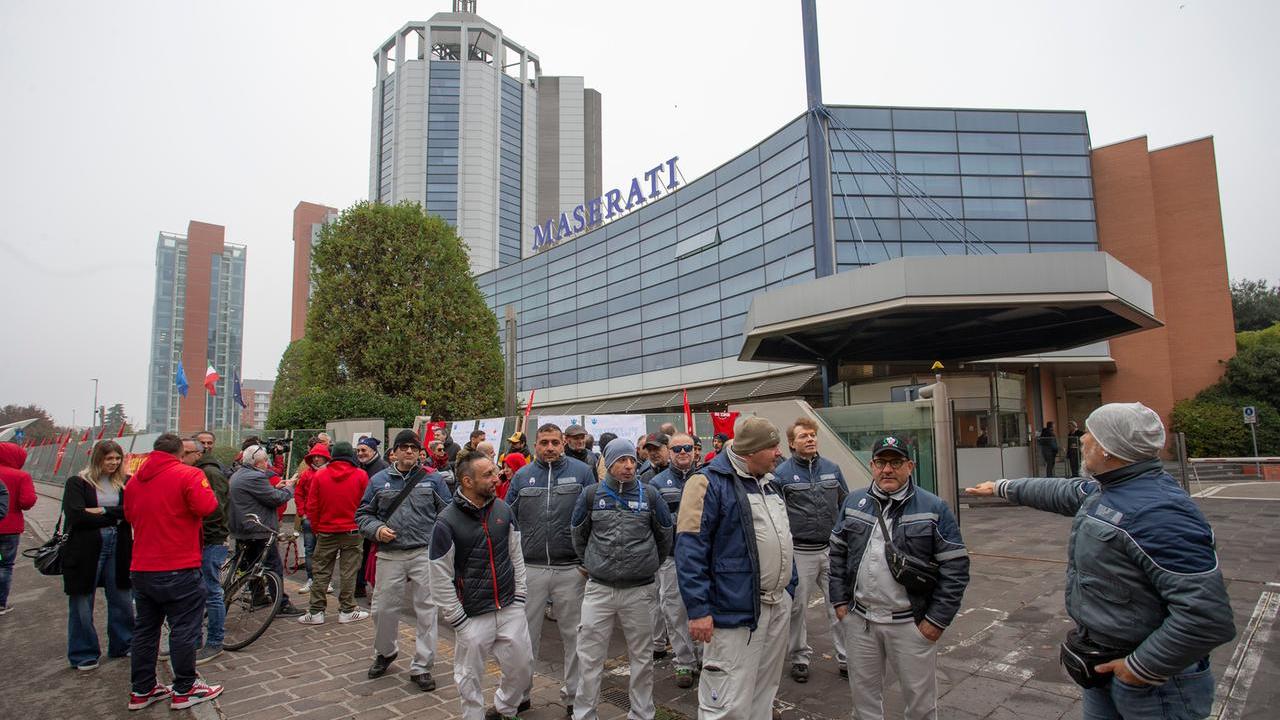 La protesta davanti alla sede di Maserati in occasione della recente visita di Carlos Tavares