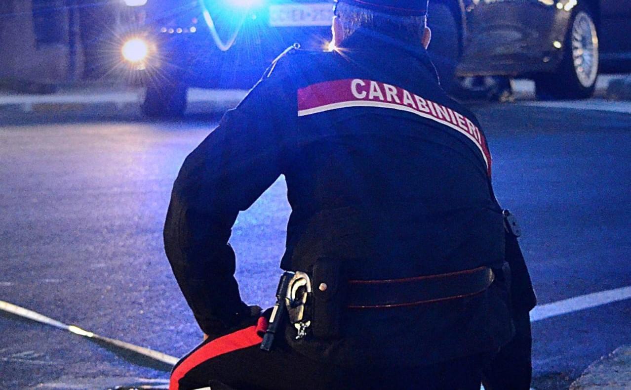 Travolto e ucciso dalle auto mentre attraversa la strada