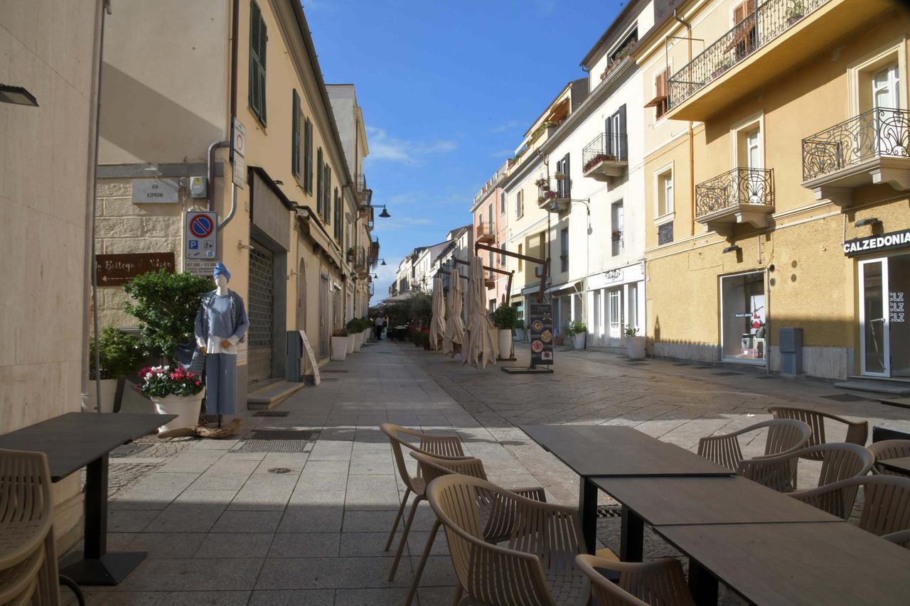 Olbia, porte chiuse e tavolini vuoti: «Senza voli il Corso è un deserto»