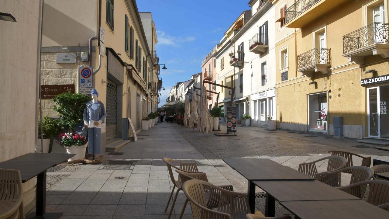 Olbia, porte chiuse e tavolini vuoti: «Senza voli il Corso è un deserto»