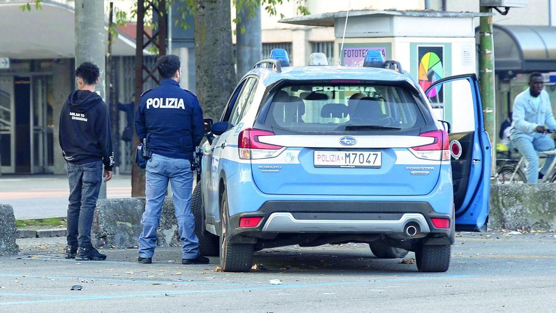 Modena, studente pestato in stazione delle corriere: «Hanno massacrato mio figlio»