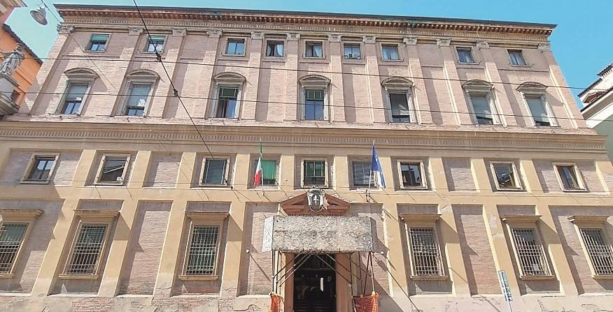 Castelnuovo, ubriachi si avventano sui passanti: botte a ragazzini e a un 90enne