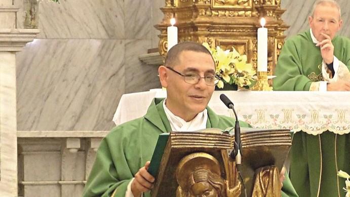 I fedeli di San Donato e San Sisto sul prete scomunicato: «Mai prediche complottiste»