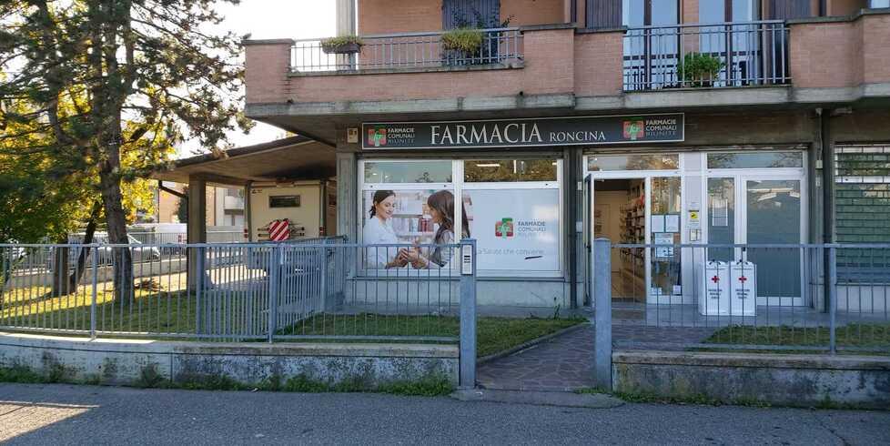Sotto la minaccia di un cutter rapinano la farmacia Roncina