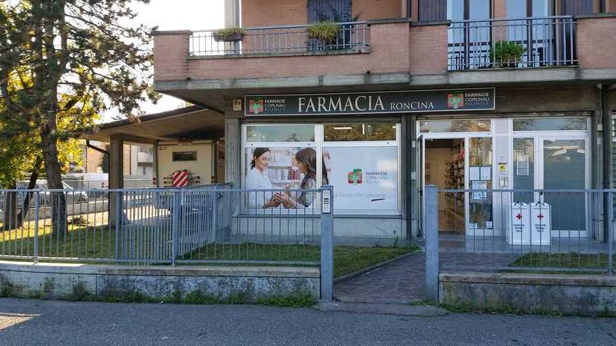 Sotto la minaccia di un cutter rapinano la farmacia Roncina