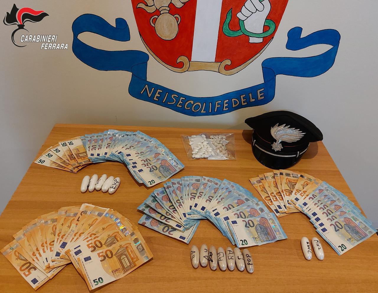 Ferrara, vede i carabinieri e cambia strada: era carico di droga