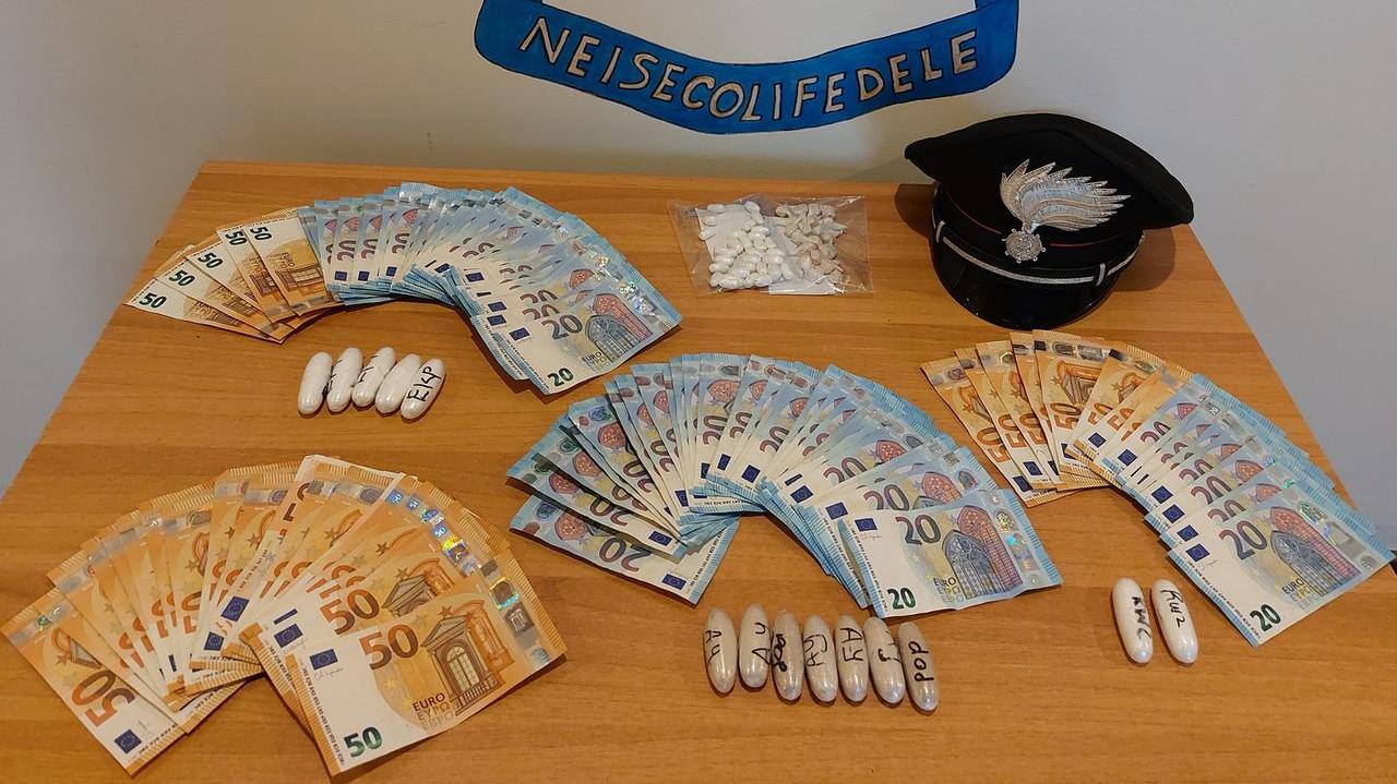 Ferrara, vede i carabinieri e cambia strada: era carico di droga