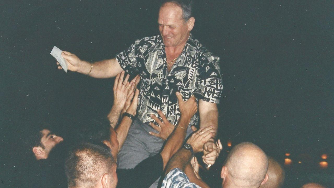  Silverio Gronchi portato in trionfo dopo una delle vittorie