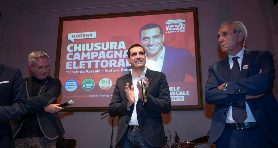 Modena, in 500 per de Pascale. «Siamo pronti a vincere. Casa, tagliamo gli affitti»