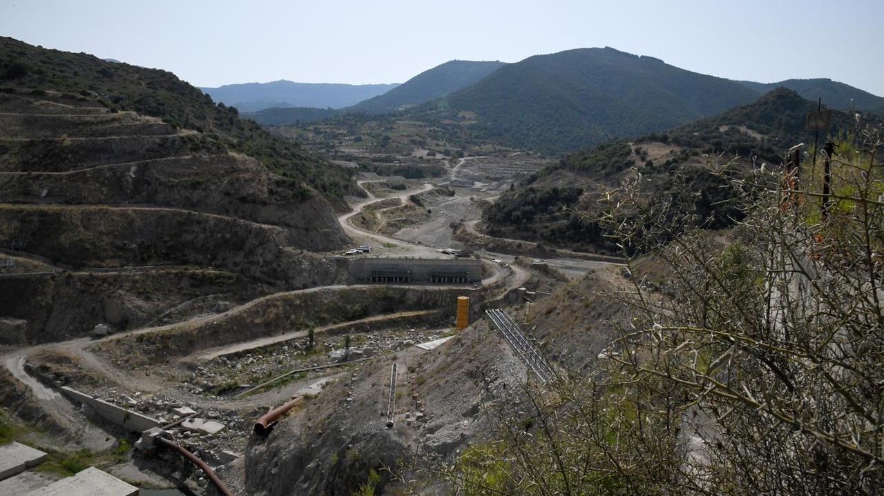 Il cantiere della diga in costruzione di Cumbidanovu (foto Massimo Locci