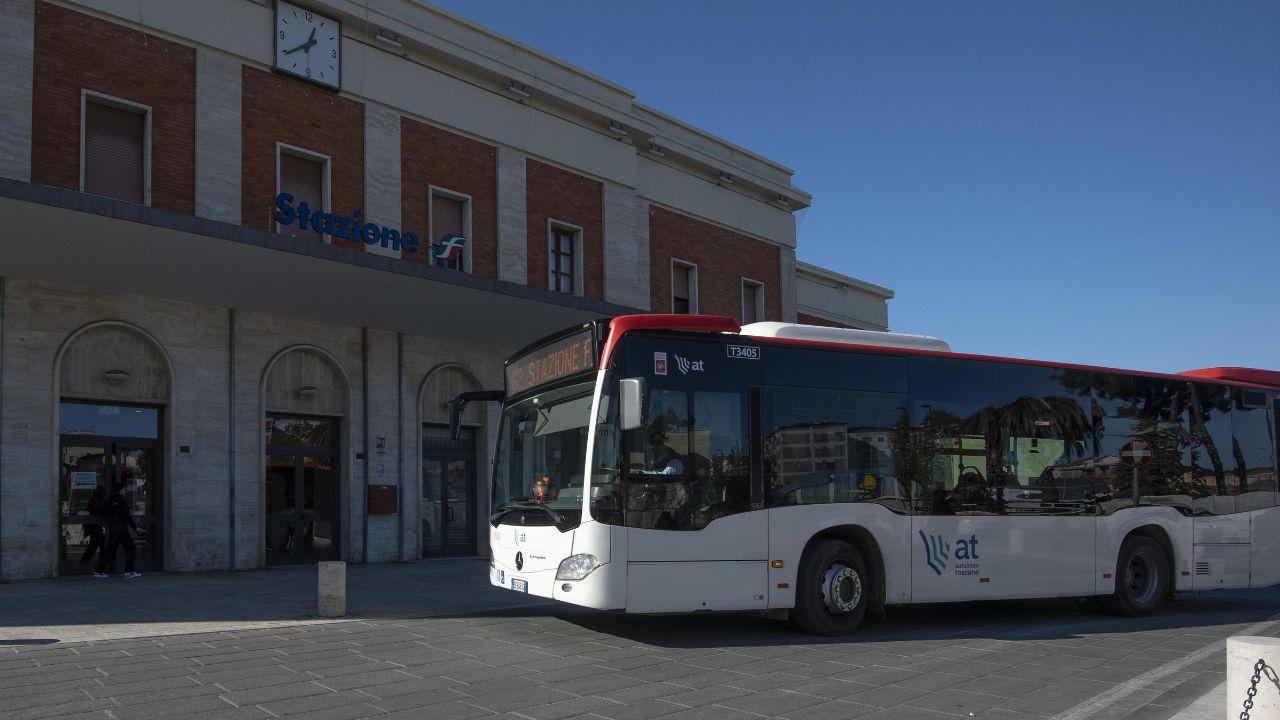 Un autobus di fronte alla stazione dei treni (foto Agenzia Bf)