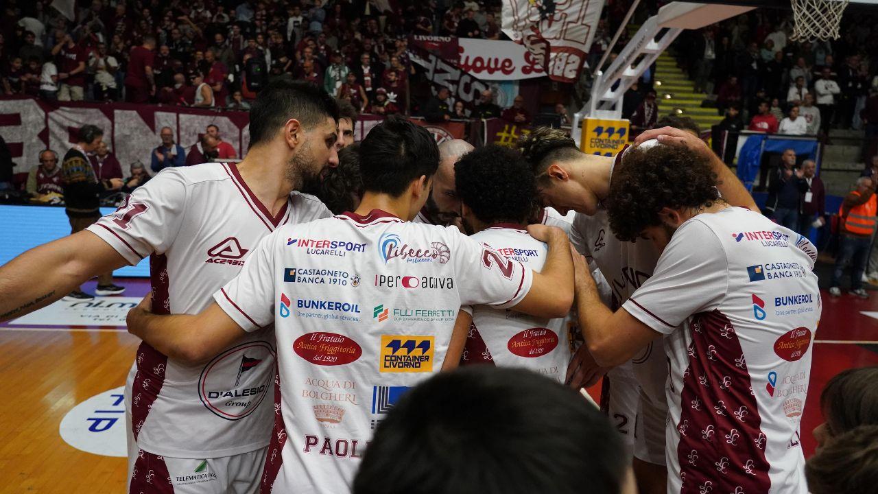 La squadra abbracciata (foto Silvi)