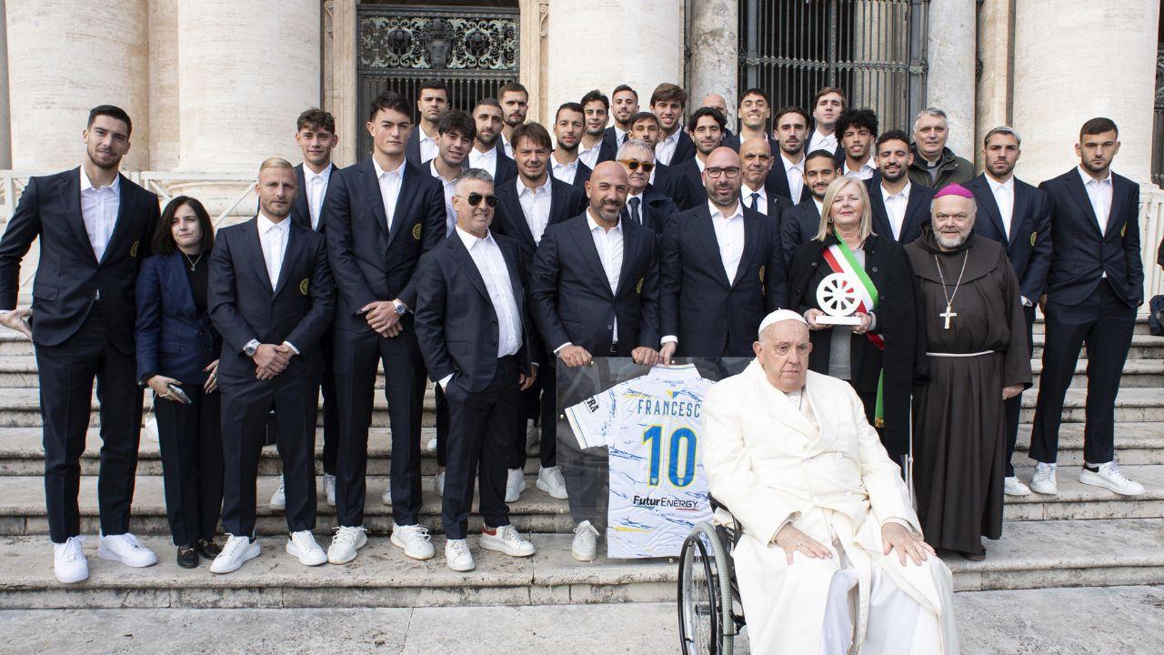 La delegazione azzurra da Papa Francesco © Vatican Media